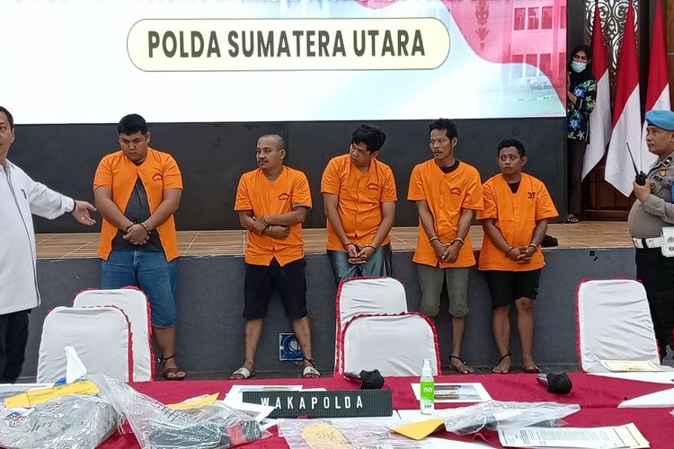 Para tersangka kasus pembunuhan mantan anggota DPRD Kabupaten Langkat, Paino pada Kamis (26/1/2023) malam. Mereka berinisial LG (26), DB (38), PS (43), MH (27) dan SY (27). Sang eksekutor, DB (kedua dari kiri) masih bisa mengumbar senyum hingga membuat lelucon soal pintu neraka sudah dibuldoser. Dia mengaku sudah pernah membunuh di usia 14 tahun.