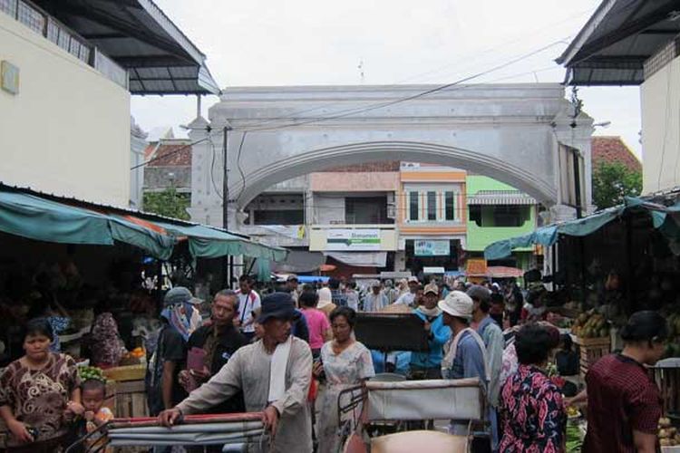 Pasar Kanoman, salah satu pusat batik di Cirebon