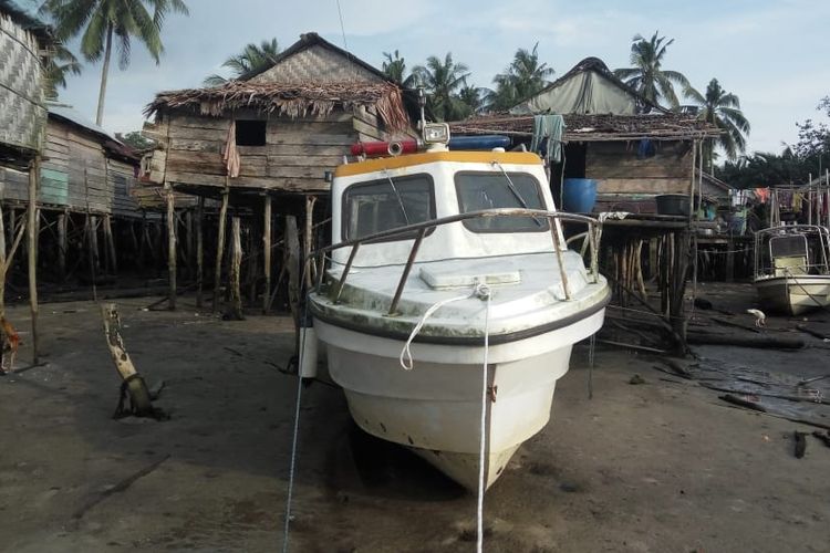 Kapal bekas yang akan diperbaiki sebagai kapal ambulance di Belitung.