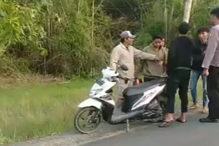 Anggota Polsek Klampis, Kabupaten Bangkalan, saat membubarkan balapan liar kemudian ditantang duel oleh seorang remaja.