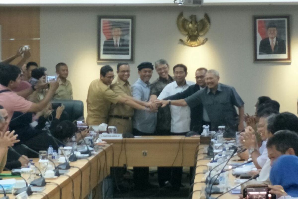 Gubernur DKI Jakarta Anies Baswedan, Wakil Gubernur Sandiaga Uno, dan lima pimpinan DPRD DKI Jakarta menyepakati KUA-PPAS 2018 di Gedung DPRD DKI Jakarta, Jalan Kebon Sirih, Selasa (14/11/2017). 