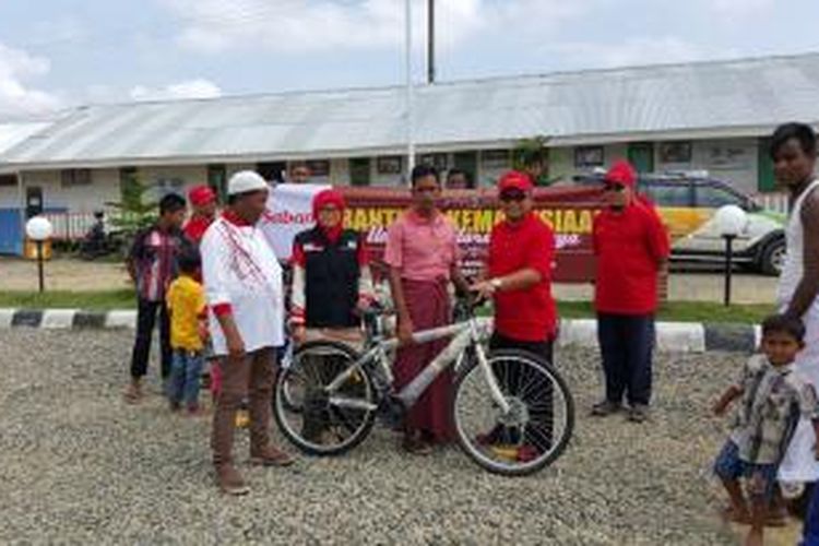 Direktur Penyaluran Bantuan Sosial Sabana Foundation Dicky Saputra menyalurkan bantuan untuk anak rohingnya di lokasi penampungan Desa Blang Adoe, Kecamatan Kuta Makmur, Aceh Utara, Jumat (30/10/2015)