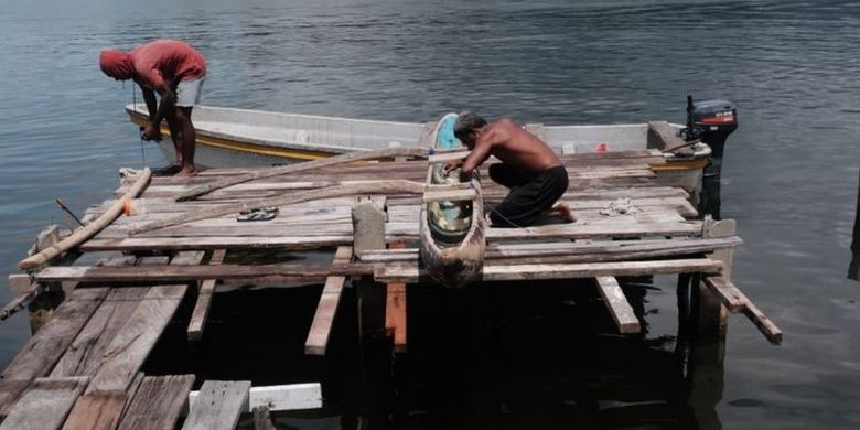 Pemerhati lingkungan AIesh Rumbekwan menilai masyarakat Teluk Youtefa semakin terpinggirkan akibat pembangunan