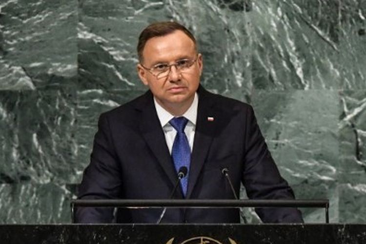 Andrzej Duda, Presiden Polandia, berpidato di Majelis Umum PBB pada 20 September 2022 di New York City. Dia menjadi korban terbaru prank dari dua warga Rusia bernama Vladimir Kuznetsov and Alexei Stolyarov.