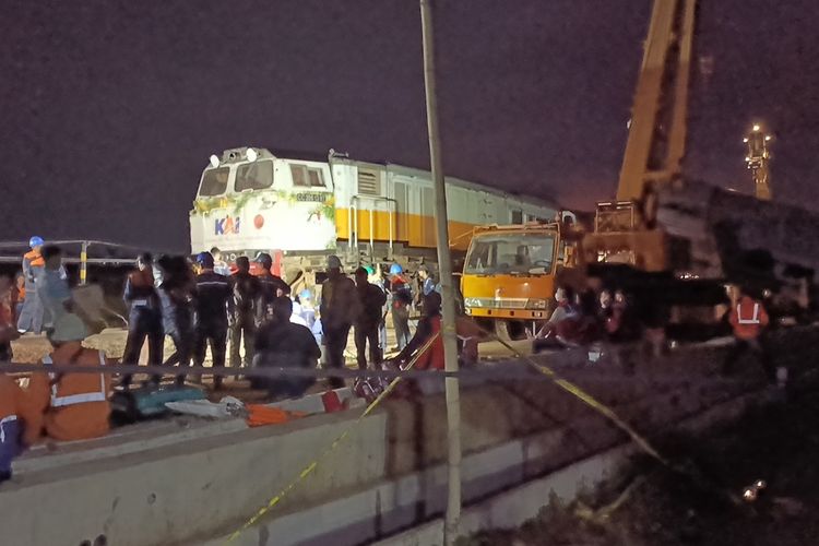 Proses evakuasi lokomotif KA Turangga dan Comuterline Lokal Bandung Raya usai mengalami kecelakaan pada Jumat (5/1/2024) pada pagi hari