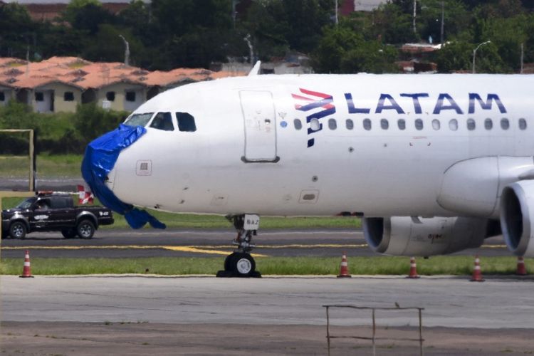 Sebuah pesawat Latam Airlines digambarkan setelah pendaratan darurat pada malam di Bandara Internasional Silvio Pettirossi di Luque, Paraguay, pada 27 Oktober 2022. Pada kejadian terpisah, seorang pilot Latam Airlines meninggal dunia setelah mengalami keadaan darurat medis dalam penerbangan dari Miami ke Santiago, Chili, pada Senin (14/8/2023).