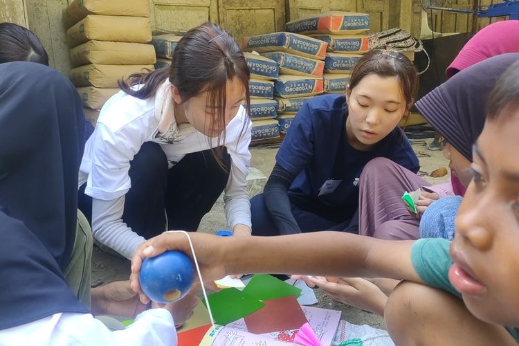 Mahasiswa Jepang mengenalkan origami pada anak-anak di RT 3 RW 2 Pedukuhan Kemiri, Kalurahan Kaligung, Kapanewon Sentolo, Kabupaten Kulon Progo Daerah Istimewa Yogyakarta. 