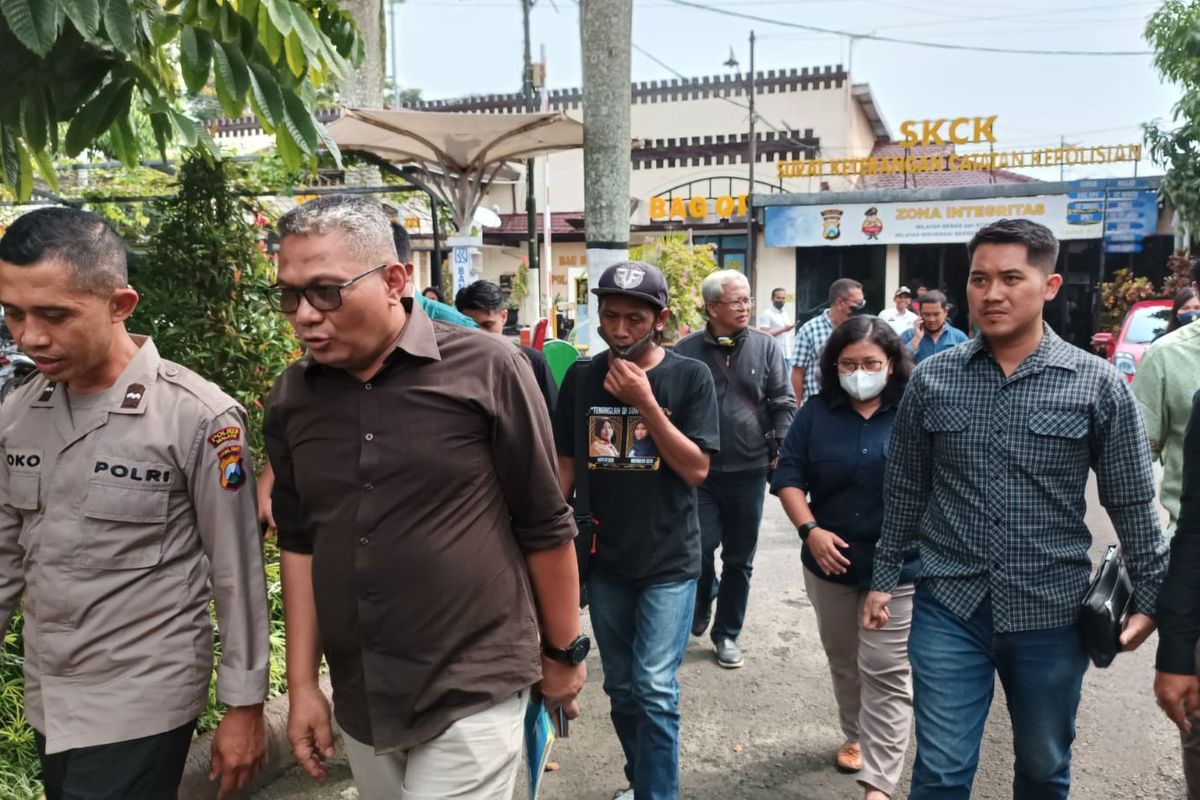 Devi Atok Yulfitri didampingi kuasa hukumnya, Imam Hidayat saat membuat laporan ke Polres Malang, Rabu (9/11/2022).