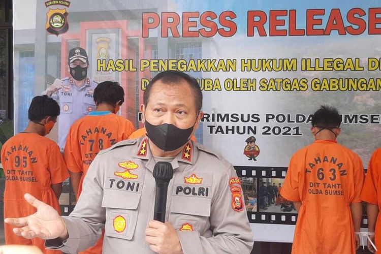 Kapolda Sumatera Selatan Irjen Pol Toni Harmanto saat mengelar press rilis penangkapan enam orang tersangka yang membuka sumur minyak ilegal di Kabupaten Musi Banyuasin (Muba), Kamis (7/10/2021).