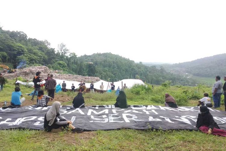 Mahasiswa melakukan aksi menginap di TPA Cilowong Kota Serang dalam rangka Hari Peduli Sampah