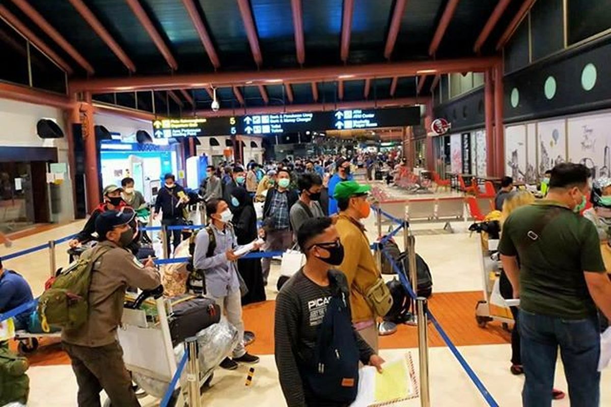 Antrean penumpang di Terminal 2 Bandara Soekarno-Hatta, Kamis (14/5/2020) pagi.