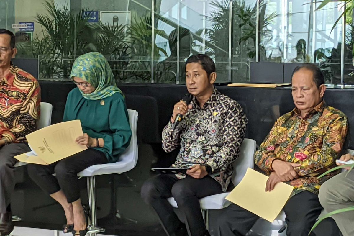 Ketua Komisi Yudisial Mukti Fajar Nur Dewata (memegang mikrofon) saat konferensi pers di Gedung Komisi Yudisial, Jakarta Pusat, Rabu (28/12/2022).