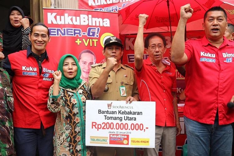 Sido Muncul memberikan sumbangan kepada korban kebakaran Tomang Timur, Jakarta Barat. 