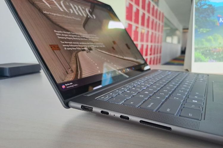 Yoga Pro 7i Aura Edition dilengkapi port lengkap seperti HDMI, USB-C, dan SD card reader di bodi ultra-tipisnya. Fitur ini memudahkan koneksi ke berbagai perangkat tanpa perlu adaptor tambahan.