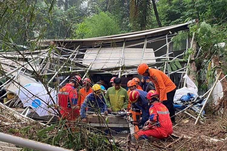 Tim SAR gabungan melakukan evakuasi korban tertimbun longsor di obyek wisata air terjun di Puncak Bogor, Jawa Barat, Senin (11/3/2024).