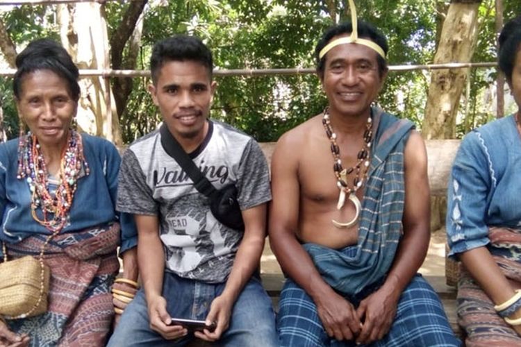 Anggota Sanggar Bliran Sina di Kabupaten Sikka, Flores, NTT, bersama Ketua sanggar budaya Bliran Sina, Yosef Gervasius (kedua dari kanan), Senin (29/4/2019). 