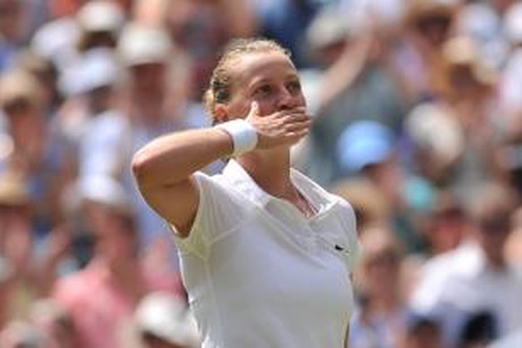 Petenis Ceko, Petra Kvitova, bereaksi setelah meraih kemenangan atas rekan senegaranya, Lucie Safarova, pada semifinal Wimbledon di London, Kamis (3/7/2014). Kvitova menang 7-6(6), 6-1.