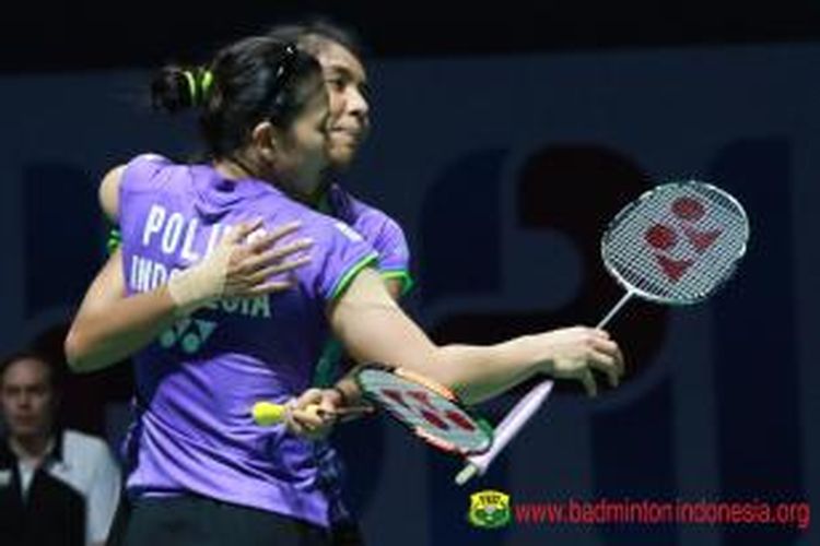 Pasangan ganda putri Indonesia, Nitya Krishinda Maheswari/Greysia Polii, berpelukan setelah meraih kemenangan atas Christinna Pedersen/Kamilla Rytter Juhl (Denmark) pada babak penyisihan grup BWF Superseries Finals di Dubai, Jumat (11/12/2015).