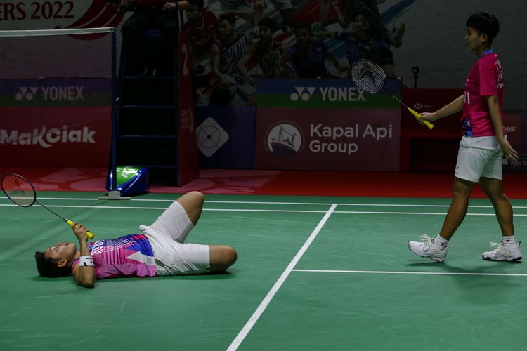 Pasangan ganda putri Indonesia Apriyani Rahayu/Siti Fadia Silva Ramadhanti bertanding melawan ganda putri Korea Selatan, Lee So-hee/Shin Seung-chan pada pertandingan perempat final Indonesia Masters 2022 di Istora Senayan, Jakarta, Jumat (10/6/2022). Apriyani/Fadia lolos  ke semifinal setelah unggulan dengan skor 15-21, 21-16, 21-16.