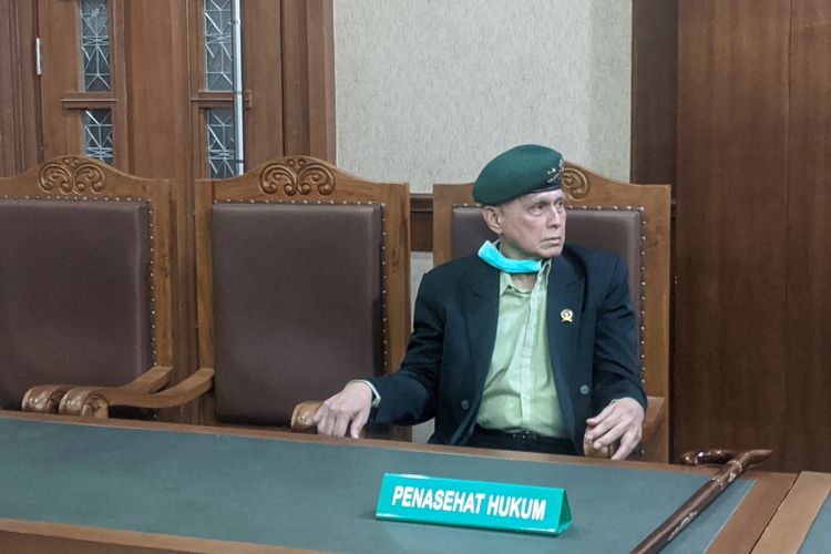 Kivlan Zen meninggalkan Pengadilan Negeri Jakarta Pusat sebelum sidang eksepsi dimulai karena kondisi kesehatannya, Rabu (12/2/2020)