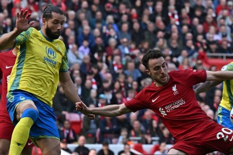 Penyerang Liverpool Diogo Jota saat mencetak gol dalam laga lanjutan Liga Inggris 2022-2023 kontra Nottingham Forest. Laga Liverpool vs Nottingham Forest berlangsung di Stadion Anfield pada Sabtu (22/4/2023) malam WIB.