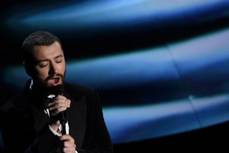 Penyanyi Inggris Sam Smith tampil di panggung Academy Awards ke-88 di Dolby Theatre, Hollywood, California, Minggu (28/2/2016).