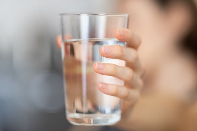 Perbanyak minum air putih ketika Anda tengah keracunan makanan.