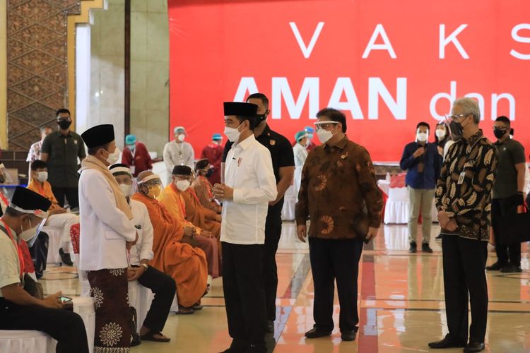 Indonesian President Joko Widodo inspects the vaccination of clerics from various faiths at the Convention Hall of the Masjid Agung (Great Mosque) in Central Java, Wednesday (10/3/2021).