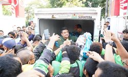 Aksi Spontan Gubernur Sumatera Utara Bagikan Ratusan Paket Sembako ke Ojol