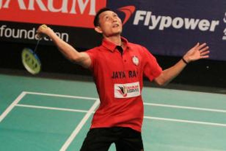 Pebulu tangkis Jaya Raya Jakarta, Sony Dwi Kuncoro, mengembalikan kok dari pemain Tonami Jepang, Tatsuya Watanabe, pada babak penyisihan grup Djarum Superliga Badminton 2012 di Denpasar, Kamis (29/1/2015). Sony menang 21-16, 21-10.