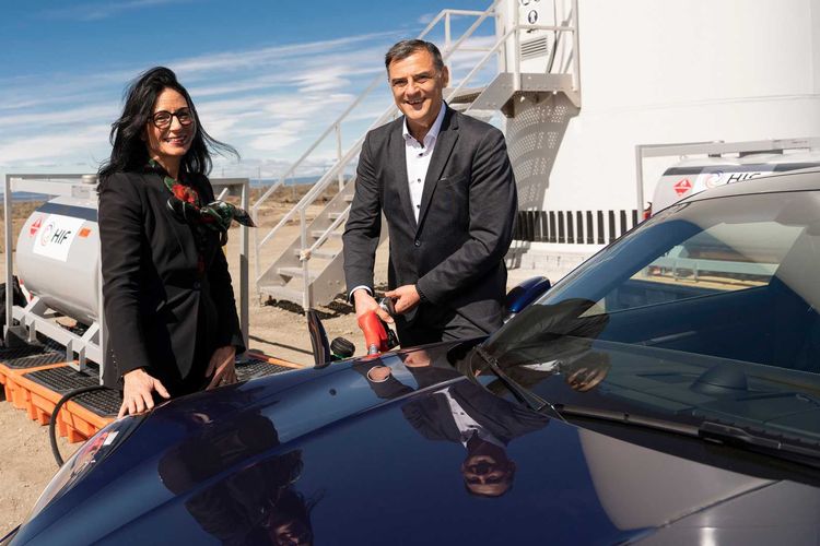 Porsche meresmikan fasilitas produksi bahan bakar sintetis alias eFuel