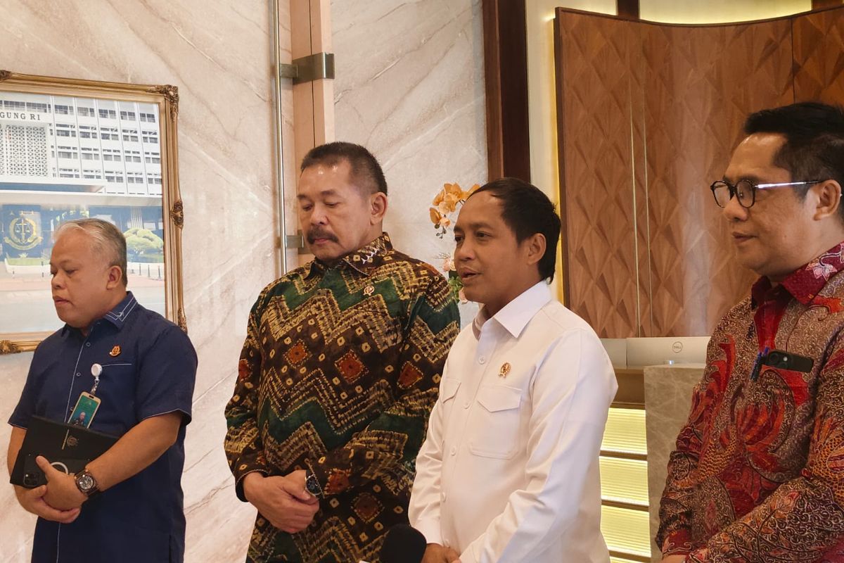 Menhut Raja Juli dan Jaksa Agung Bahas Strategi Menjerat Perusak Hutan