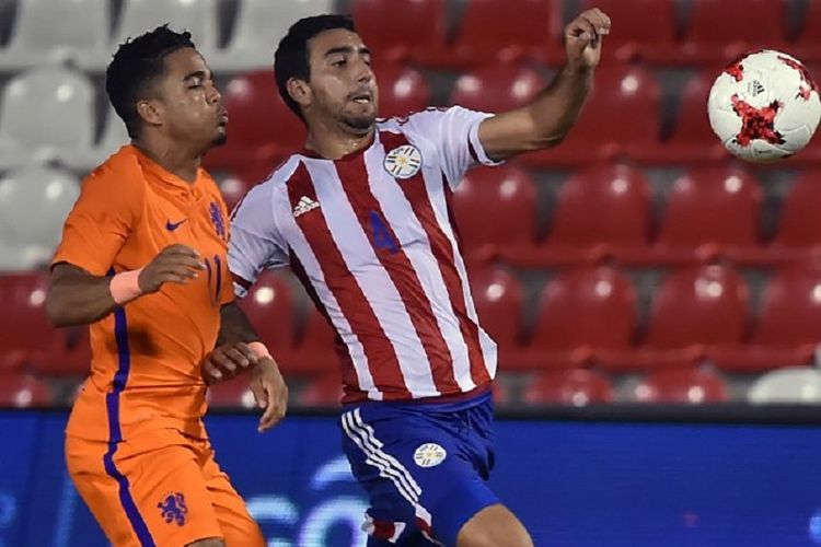 Abel Paredes  dibayang-bayangi Justin Kluivert pada pertandingan uji coba antara timnas U-21 Paraguay dan Belanda di Stadion Defensores del Chaco, 29 Mei 2018. 