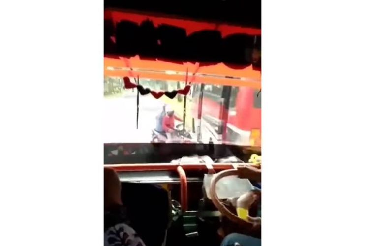 Tangkapan layar video kecelakaan tunggal bus mikro yang terguling di Kedu, Temanggung, Jawa Tengah, Minggu (17/1/2021).