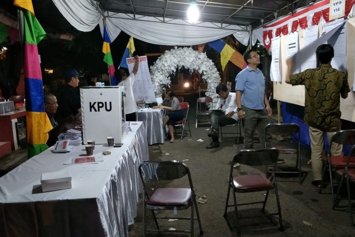 Suasana penghitungan suara di TPS 114, Kelurahan Jatiwaringin, Pondok Gede, Kota Bekasi yang merupakan tempat Deddy Mizwar Juru bicara TKN Jokowi-Maruf, Rabu (17/4/2019).