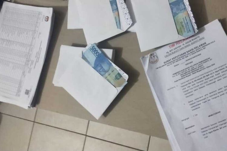 Temuan diduga politik uang berupa amplop Berisi Uang Pecahan Rp 50.000, dari dua orang diduga pelaku di Kecamatan Rengat, Kabupaten Indragiri Hulu, Riau. Dok Bawaslu Riau