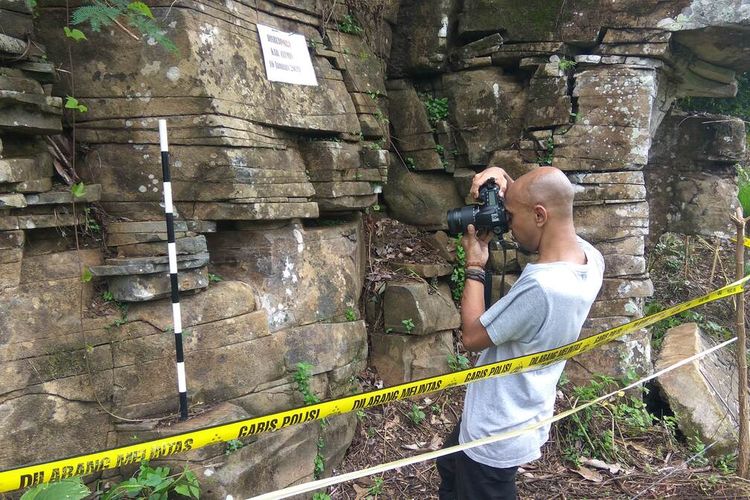 Tim sedang mengambil foto bebatuan di lokasi Batu Susun Rompe, Desa Sukaraharja, Kecamatan Lumbung, Kabupaten Ciamis, Kamis (6/2/2020).