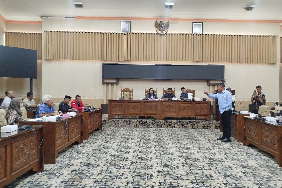 Anggota DPRD Banyuwangi meluapkan emosi kepada pihak perkebunan saat hearing di Gedung DPRD Banyuwangi, Jumat (10/1/2025). 
