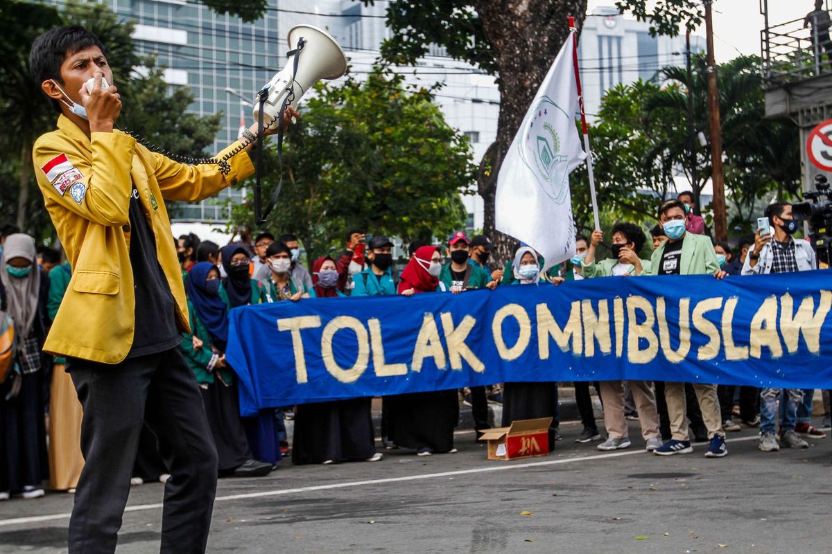 Mahasiswa yang tergabung dalam BEM Seluruh Indonesia (SI) melakukan aksi unjuk rasa di kawasan Patung Kuda Jakarta Pusat, Jumat (16/10/2020). Mereka menolak pengesahan omnibus law  Undang-undang Cipta Kerja.