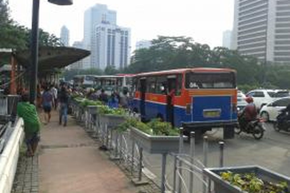 Sejumlah bus Kopaja dan Metromini yang 