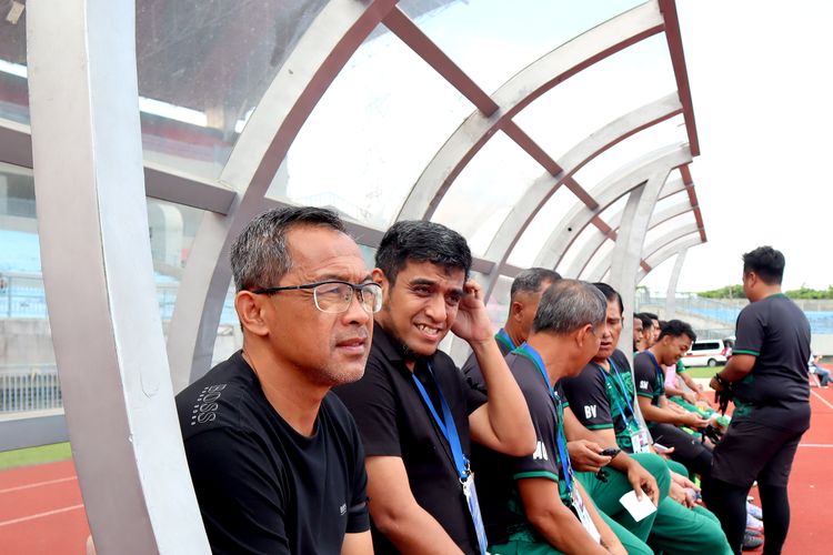 Manejer Persebaya Surabaya Yahya Alkatiri saat pertandingan pekan ke-20 Liga 1 2022-2023 melawan Bhayangkara FC yang berakhir dengan skor 2-1 di Stadion Gelora Joko Samudro Gresik, Senin (23/1/2023) sore.