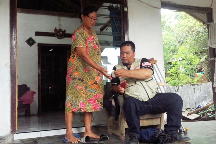 Suliyono saat ditemui kerabat salah satu pemilih dari kalangan disabilitas di Desa Glagahan Kecamatan Perak Kabupaten Jombang, Sabtu (6/4/2019).