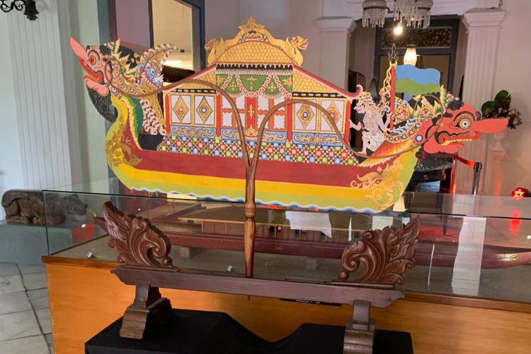 Replika Perahu Rajalama: perahu ini digambarkan sebagai perahu kebesaran raja yang digunakan keluarga istana sejak masa Pakubuwana IV hingga Pakubuwana X (1788?1938).