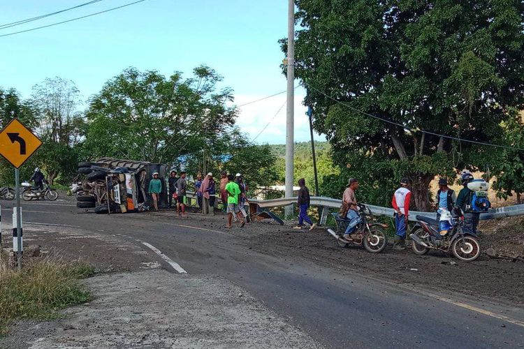 Tampak truk bemutan pasir yang dikemudi Kepala Desa Sukadamai, Mustanadi terbalik di tanjakan Moti Toi, Desa Tolo Kalo, Kecamatan Kempo, Kabupaten Dompu, Selasa (6/12/2022).