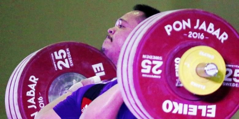 Lifter Jabar Imam Jamaludin menyelesaikan angkatan 183 kg di final kelas 85 kg putra PON Jabar 2016 di Komplek Olahraga Si Jalak Harupat, Soreang, Kabupaten Bandung, Kamis (22/9). Imam Jamaludin yang mencetak rekor PON dengan total angkatan 328 kg meraih medali emas diikuti lifter Jateng Affuwun Afwa medali perak, dan lifter Jatim Choirul M. Anwar medali perunggu.