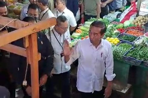 Pakai Kemeja Putih Polos, Jokowi Blusukan dan Bagi-bagi Sembako di Pasar Rawamangun