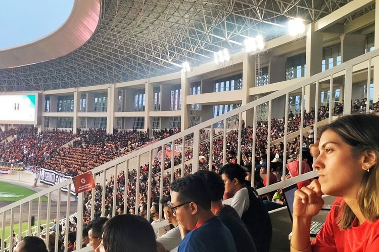 Stadion Manahan Solo dipenuhi para suporter