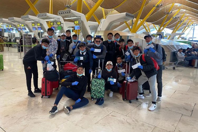 Tim Vamos Indonesia yang dari Palencia tiba di Bandara Barajas, Madrid, Spanyol ? 15 Maret 2020 sebelum berangkat ke Tanah Air.