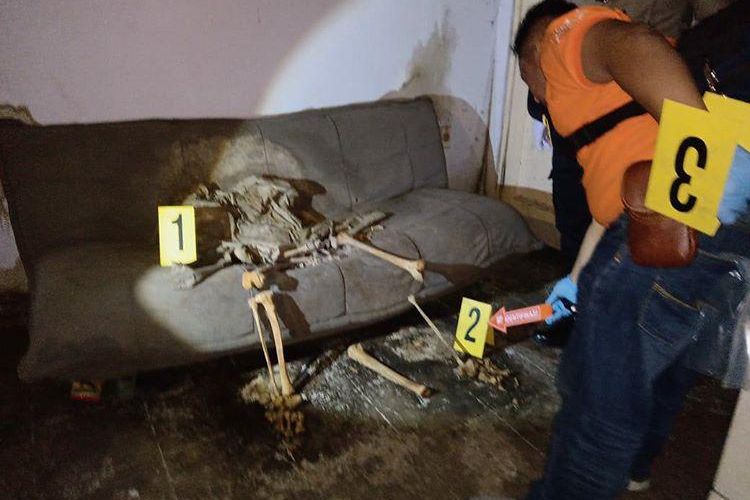 Kerangka manusia ditemukan sedang duduk di sofa sebuah kosong di Bandung, Jawa Barat.