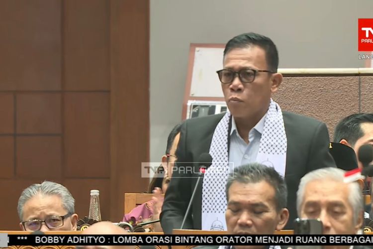 Anggota Komisi XI DPR Fraksi PDI-P Masinton Pasaribu saat melakukan interupsi di Rapat Paripurna DPR, Senayan, Jakarta, Selasa (31/10/2023). 